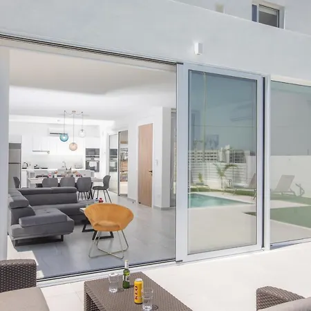 Villa Walk To Center & Beach- Your Dream Escape, Blue Island