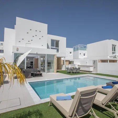 Villa Walk To Center & Beach- Your Dream Escape, Blue Island *