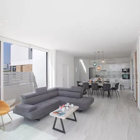 Walk To Center & Beach- Your Dream Escape, Blue Island Villa