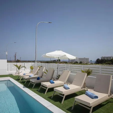 Walk To Center & Beach- Your Dream Escape, Blue Island Willa *