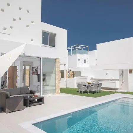 Walk To Center & Beach- Your Dream Escape, Blue Island Willa *